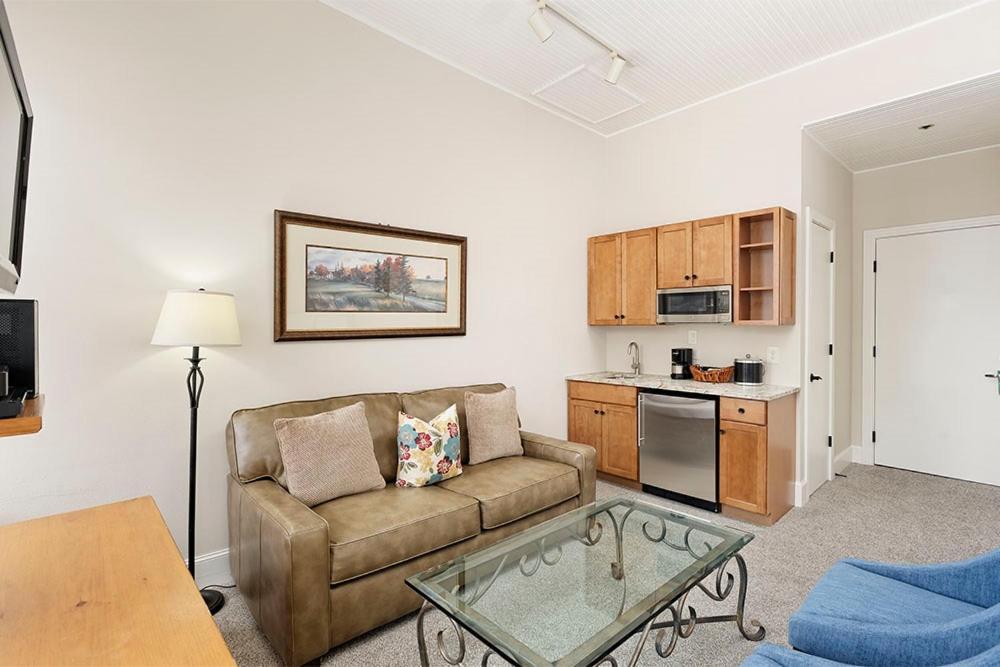 Independence Square 213, Spacious Hotel Room With 2 Queen Beds, Wet Bar, And Sitting Area Aspen Luaran gambar